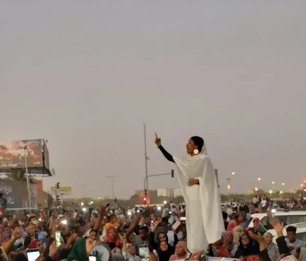 زنی که نماد انقلاب سودان شد+ عکس