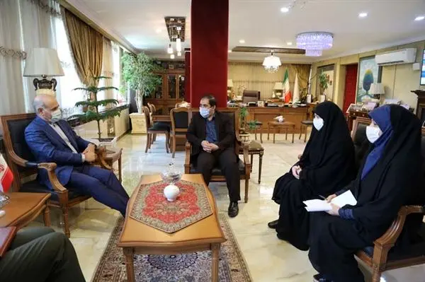 دیدار مدیر عامل بانک کشاورزی با خانواده شهید اکبری