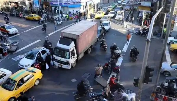 ساماندهی و بهسازی چهارراه امیراکرم با نصب رفیوژ میانی، سنگفرش پیادهرو و باغچه