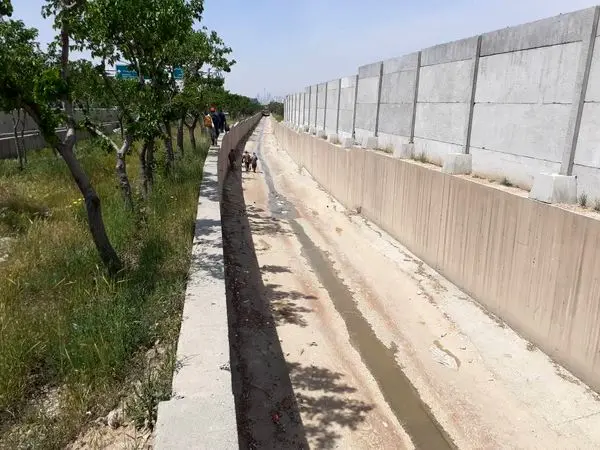 بیش از  ۱۲ هزار و ۵۰۰ مترمربع از مسیل سرخه‌حصار در منطقه ۱۳ لایروبی شد