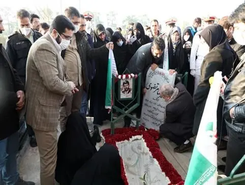  وصال مادر شهید" علیرضا مرتضوی" با فرزند شهیدش
