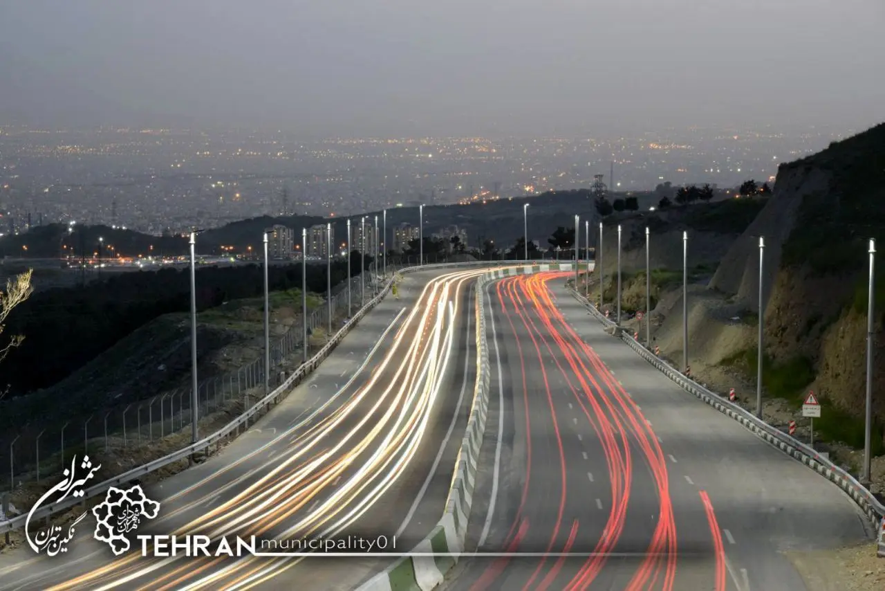 بار سنگین خودروهای عبوری و تخلف رانندگی علت اصلی گره ترافیکی در انتهای ارتش غرب