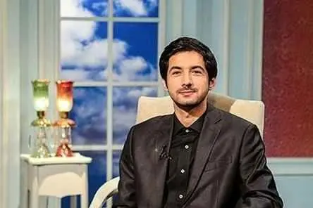 مجری معروف سمت خدا در کنار شهروند خارجی با لباس های عجیب و غریب+عکس