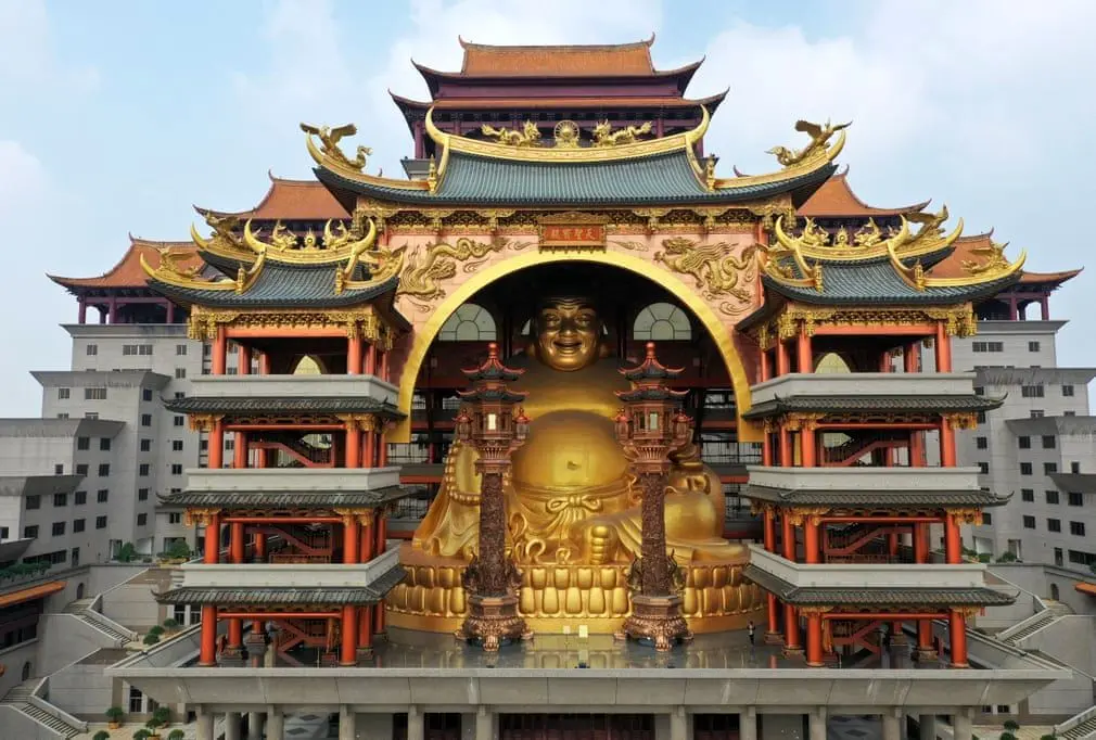 بزرگ ترین مجسمه بودا به وزن 600 تن+عکس