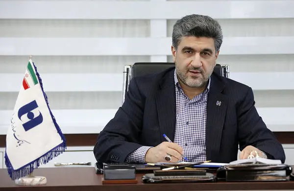 کشتی غول‌پیکر بانک صادرات،در ساحل امن پیداست