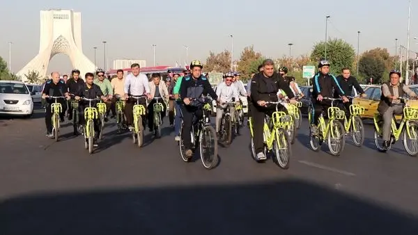 شهرداران مناطق9و10 با دوچرخه به محل خدمت رفتند
