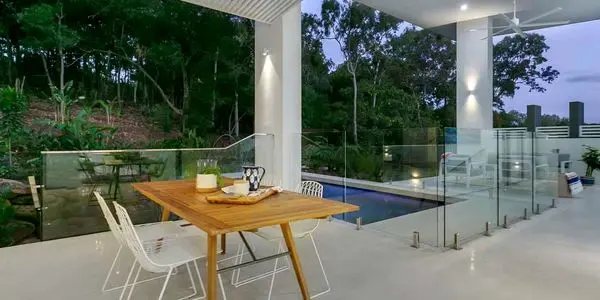 سفارش نرده شیشه‌ای مدرن مستقیم از تولیدکننده با قیمت رقابتی