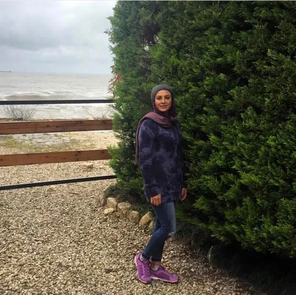 پوشش متفاوت بازیگر زن مشهور کنار دریا+عکس