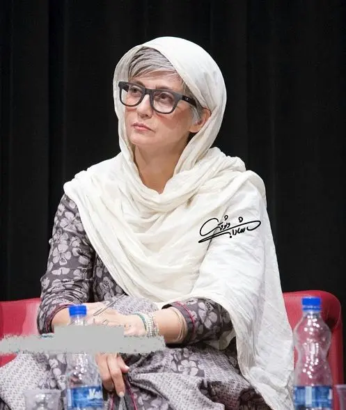 رویا جاویدنیا با مانتو و موهایی سفید+عکس