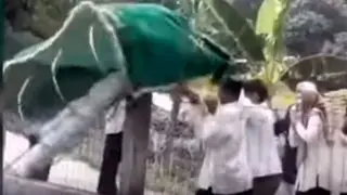 سقوط میت در آب حین مراسم تشییع جنازه + عکس