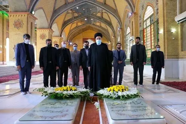 رئیس جمهوربا حضور در مرقد مطهر امام خمینی (ره)با آرمان‌های بنیانگذار کبیر انقلاب اسلامی و شهیدان، تجدید میثاق کردند