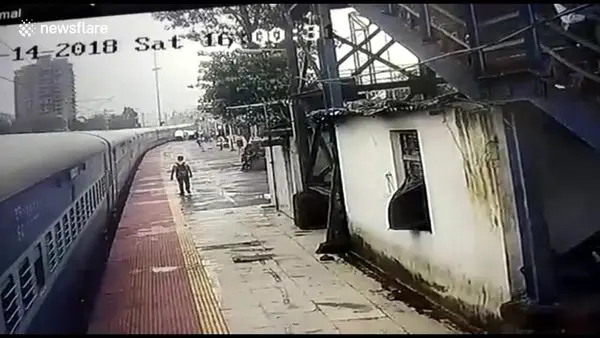 لحظه گیر کردن مسافر بین درب قطار! + عکس