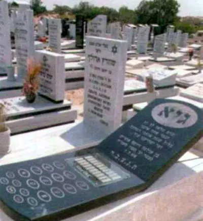 سنگ قبر فردی که به موبایل اعتیاد شدیدی داشت+عکس