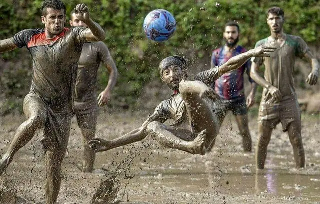 عکسی فوق دیدنی از فوتبال در شالیزارهای گیلان