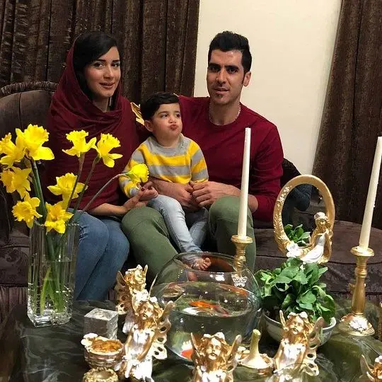 والیبالیست مشهور و همسر و پسرش در کنار سفره هفت سین+عکس
