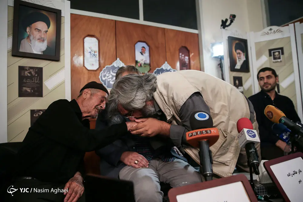 حرکت خاص جلیلی در یک نشست خبری+عکس