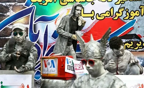 حضور مردان نقره‌ای در راهپیمایی روز ۱۳ آبان تهران+عکس