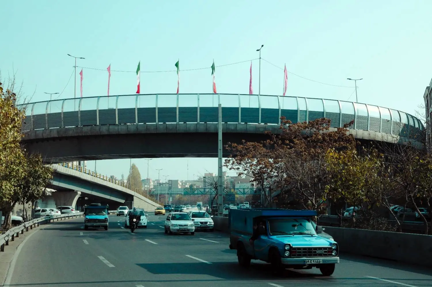 کاهش آلودگی صوتی با اجرای دیوارهای حائل در دوربرگردان غیرهمسطح بزرگراه شهید باقری