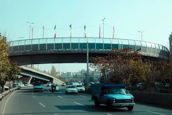 کاهش آلودگی صوتی با اجرای دیوارهای حائل در دوربرگردان غیرهمسطح بزرگراه شهید باقری