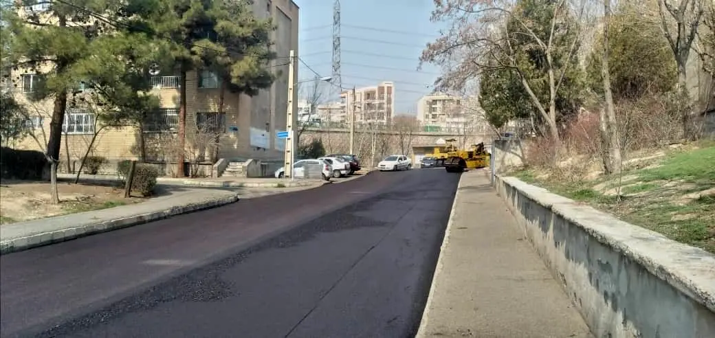 استمرار عملیات تراش و روکش آسفالت در معابر محلی و بزرگراهی منطقه ۴ 

