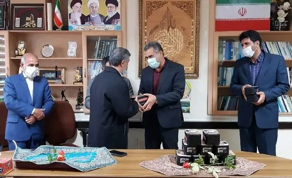 آیین اهدای 65 ابزار هوشمند آموزشی به دانش‌آموزان نکایی برگزار شد

