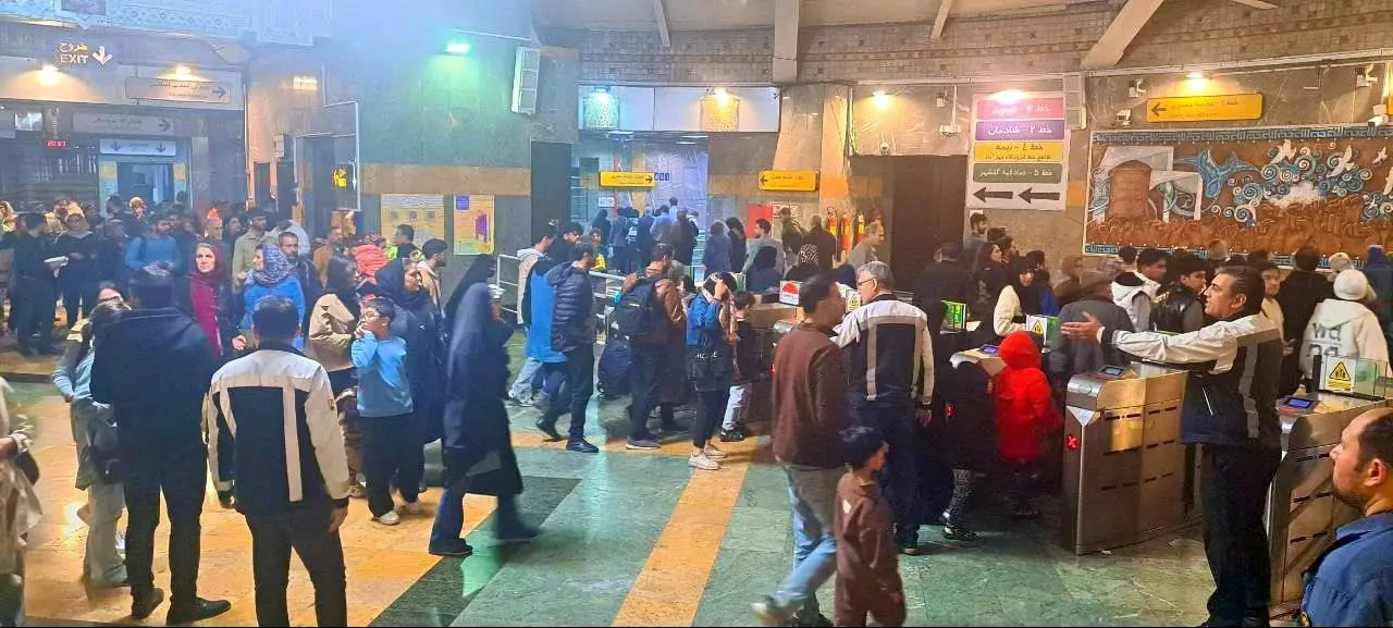 ارائه خدمات ویژه مترو به شهروندان در مراسم رونمایی از مجسمه «زانو زنندگان برابر ایران»

