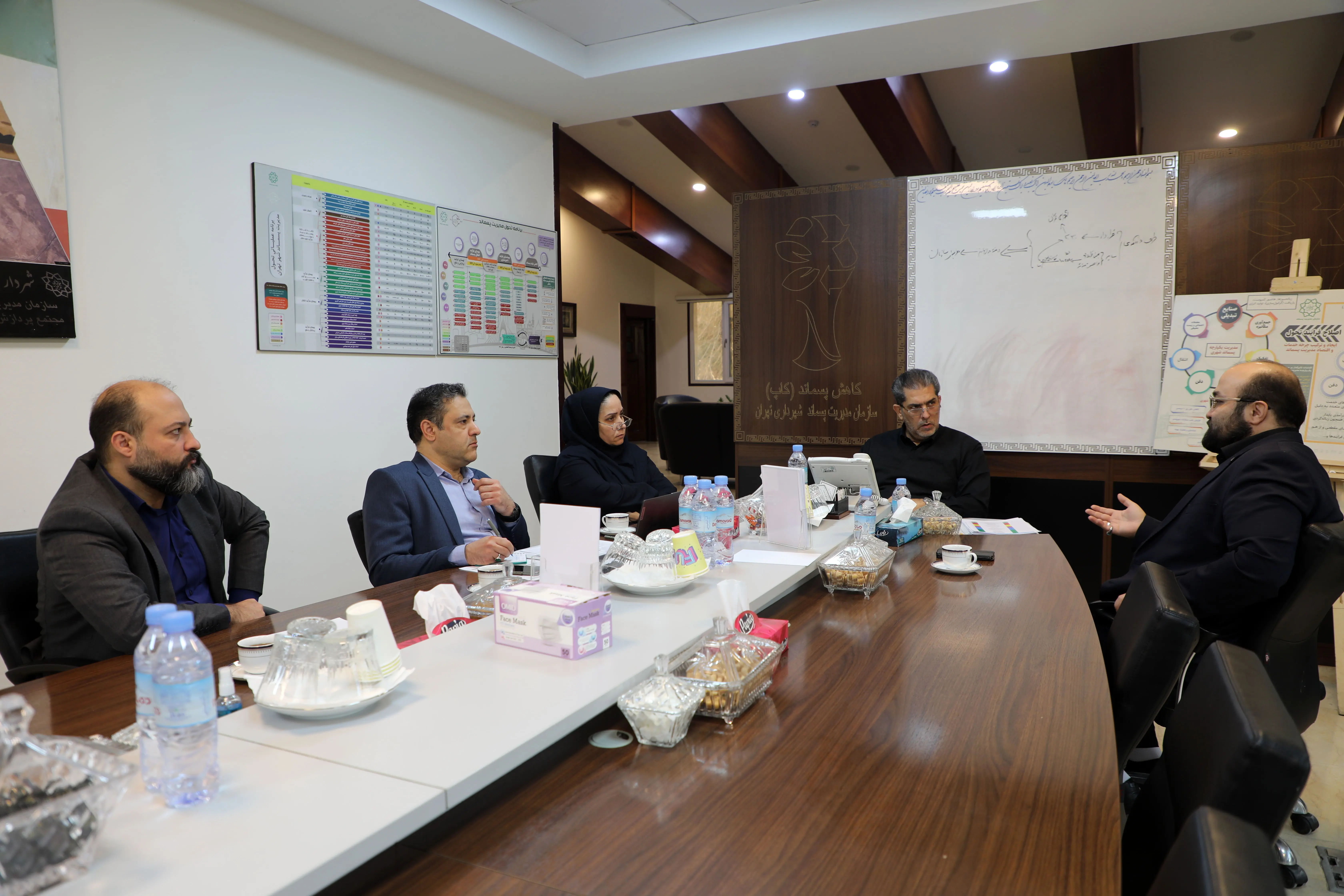 نشست هم اندیشی شرفی با پیمانکاران سازمان مدیریت پسماند شهرداری تهران