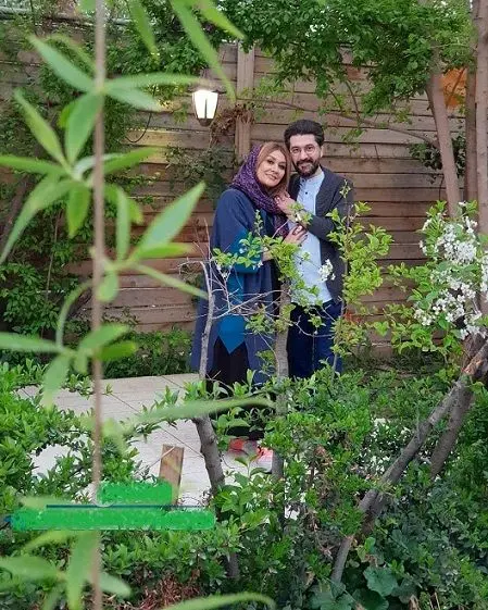 ژست عاشقانه مجری و بازیگر مشهور و همسر دومش+عکس