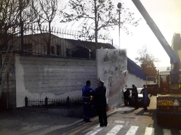 جمع آوری تابلو های غیر مجاز از خیابان دماوند