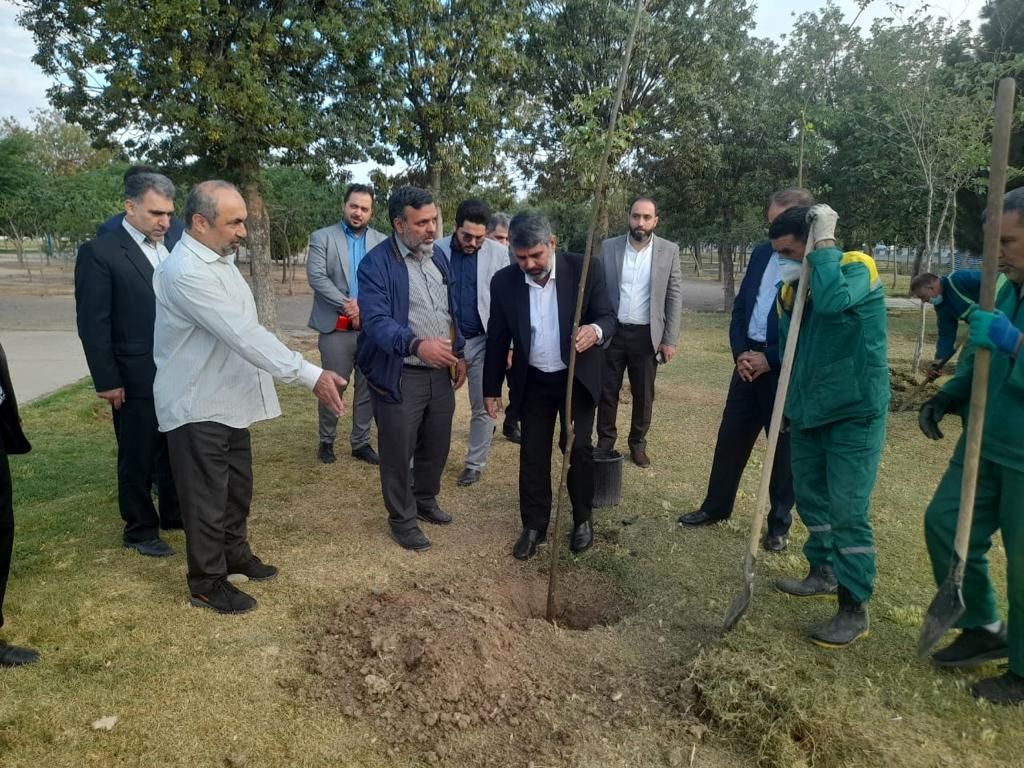 خدمات‌رسانی ۵۰ نیروی منطقه ۱۱ در پارکینگ ضلع شمالی حرم مطهر امام راحل