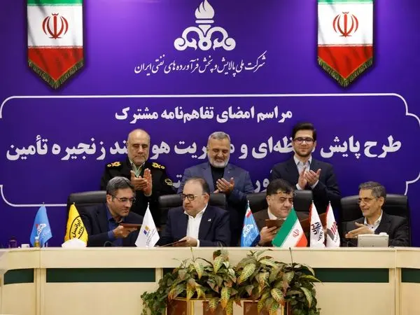 همکاری ایرانسل و سه شرکت نفتی در زمینه مدیریت هوشمند زنجیره تأمین فرآوردههای نفتی