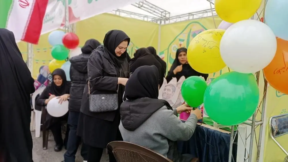  پردیس فرهنگی و مسابقه روزنامه دیواری منطقه ۸ در مسیر راهپیمایی ۲۲ بهمن