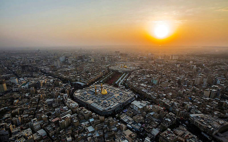 استقبال خادمان حرم حضرت علی از زائران اربعین+عکس