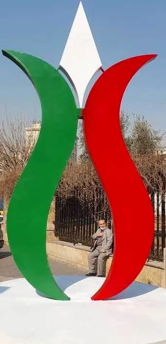 فضاسازی و نصب المان‌های حجمی دهه فجر در منطقه ۱۳ تهران

