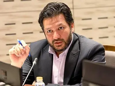 نصب قطعات اصلی عرشه در پل دوربرگردان غرب به غرب بزرگراه ارتش