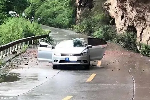 لحظه وحشتناک سقوط سنگ روی خودرو + عکس