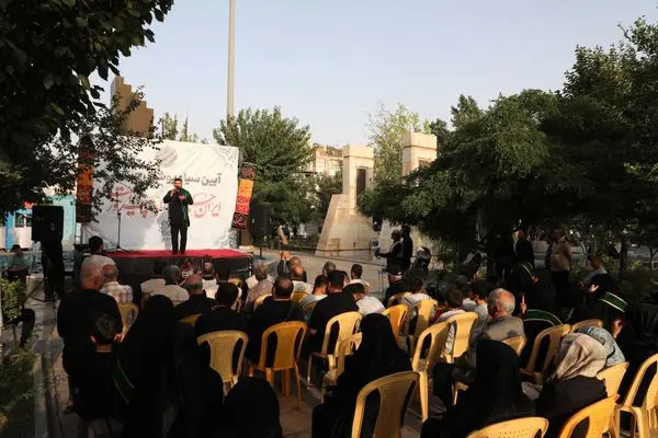 اهتزاز پرچم حسینی در آیین سیاه‌پوشان میدان نبوت