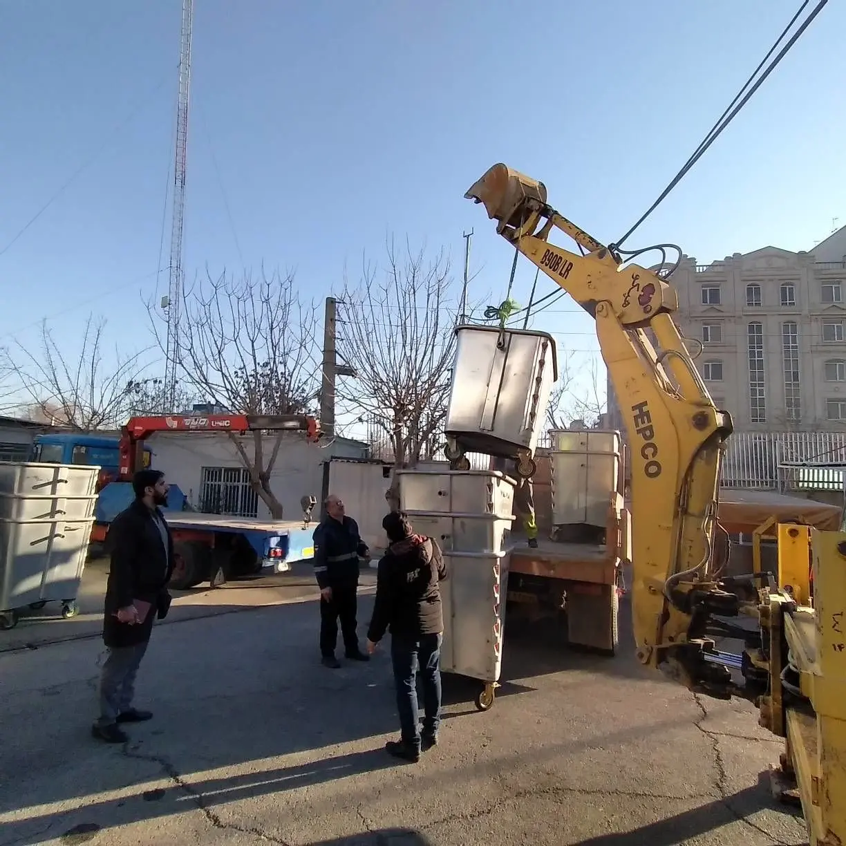 بهسازی و رنگ آمیزی ۲ هزار مخزن پسماند شهری در منطقه ۱۴
