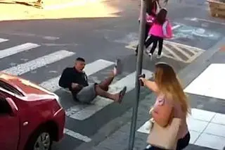 
اقدام غیرمنتظره زن جوان مقابل سارق مسلح+ عکس
