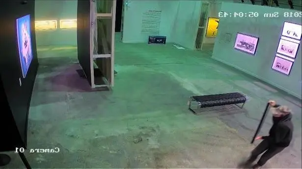 
لحظه سرقت اثر هنری گران قیمت از یک نمایشگاه + عکس
