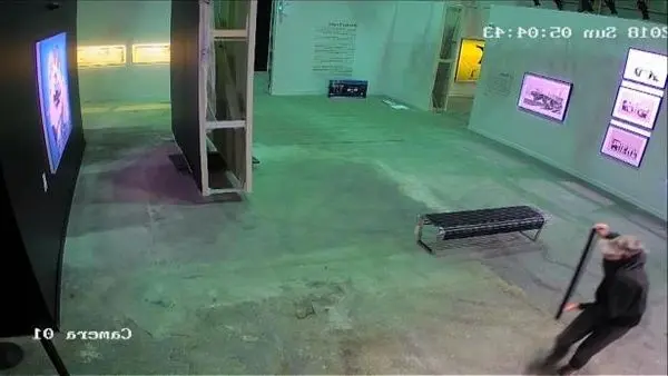 لحظه سرقت اثر هنری گران قیمت از یک نمایشگاه + عکس