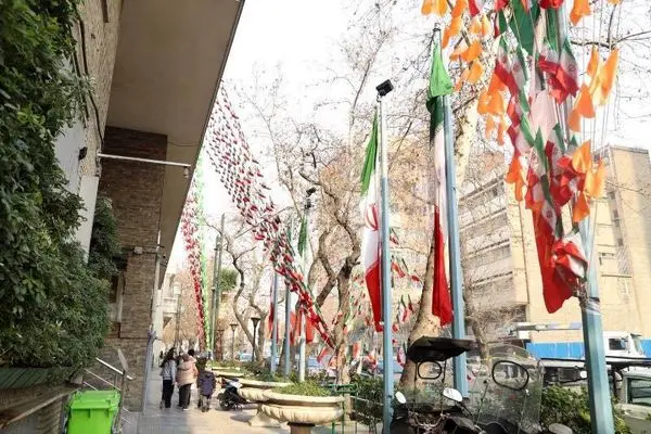 آذین بندی معابر منطقه 3 به مناسبت ایام الله دهه مبارک فجر