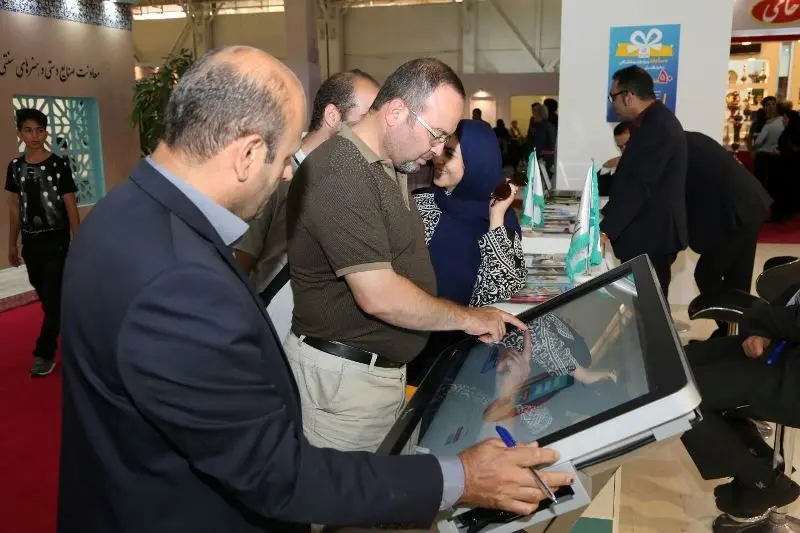 برگزاری مراسم قرعه‌کشی در غرفه بانک توسعه تعاون در نمایشگاه صنایع‌دستی
