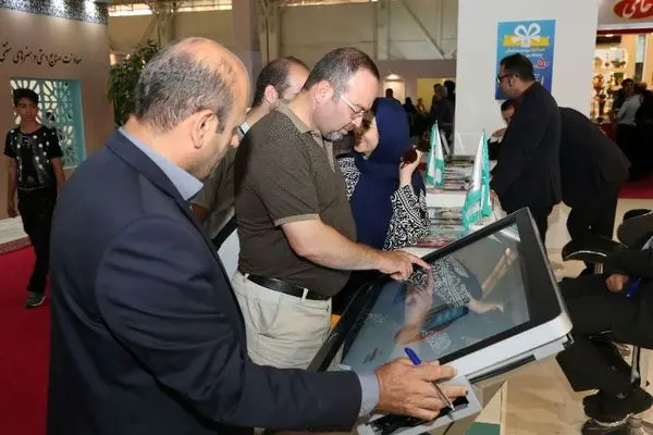 برگزاری مراسم قرعهکشی در غرفه بانک توسعه تعاون در نمایشگاه صنایعدستی