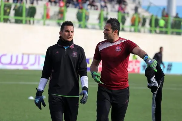 لک: نمیدانم چرا هواداران استقلال به رنگ دستکش هایم حساس شدند