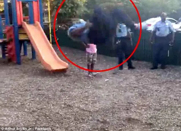 رقابت یک افسر پلیس با کودکان در محل بازی + عکس