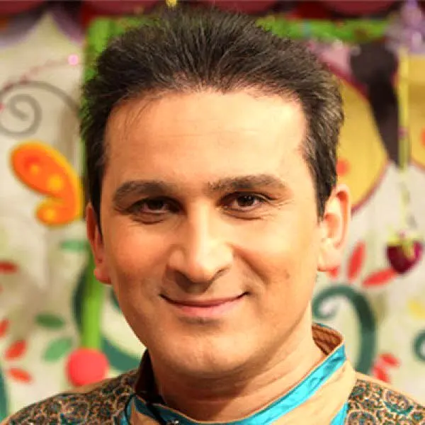 عیادت عمو فیتیله‌ای از دختری که با قمه پدرش شکنجه شد+عکس