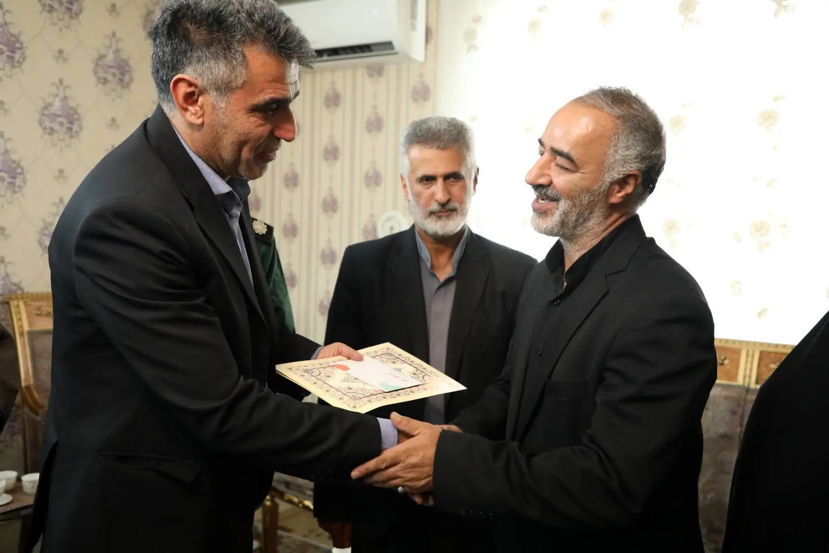 دیدار با خانواده شهید دانش آموز جنگ رمضان در منطقه ۱۲