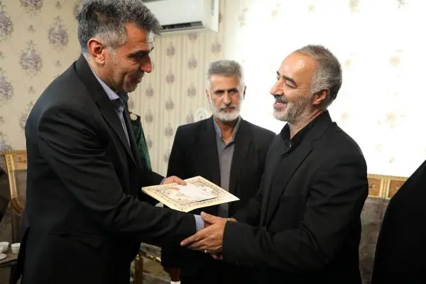 دیدار با خانواده شهید دانش آموز جنگ رمضان در منطقه ۱۲