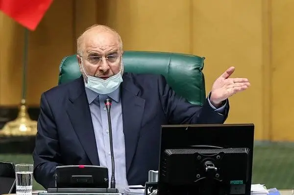 حضور رئیس و نائب رئیس شورای شهر با لباس سپاه پاسداران در صحن شورا

